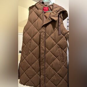 Guess sleeveless puffer coat.